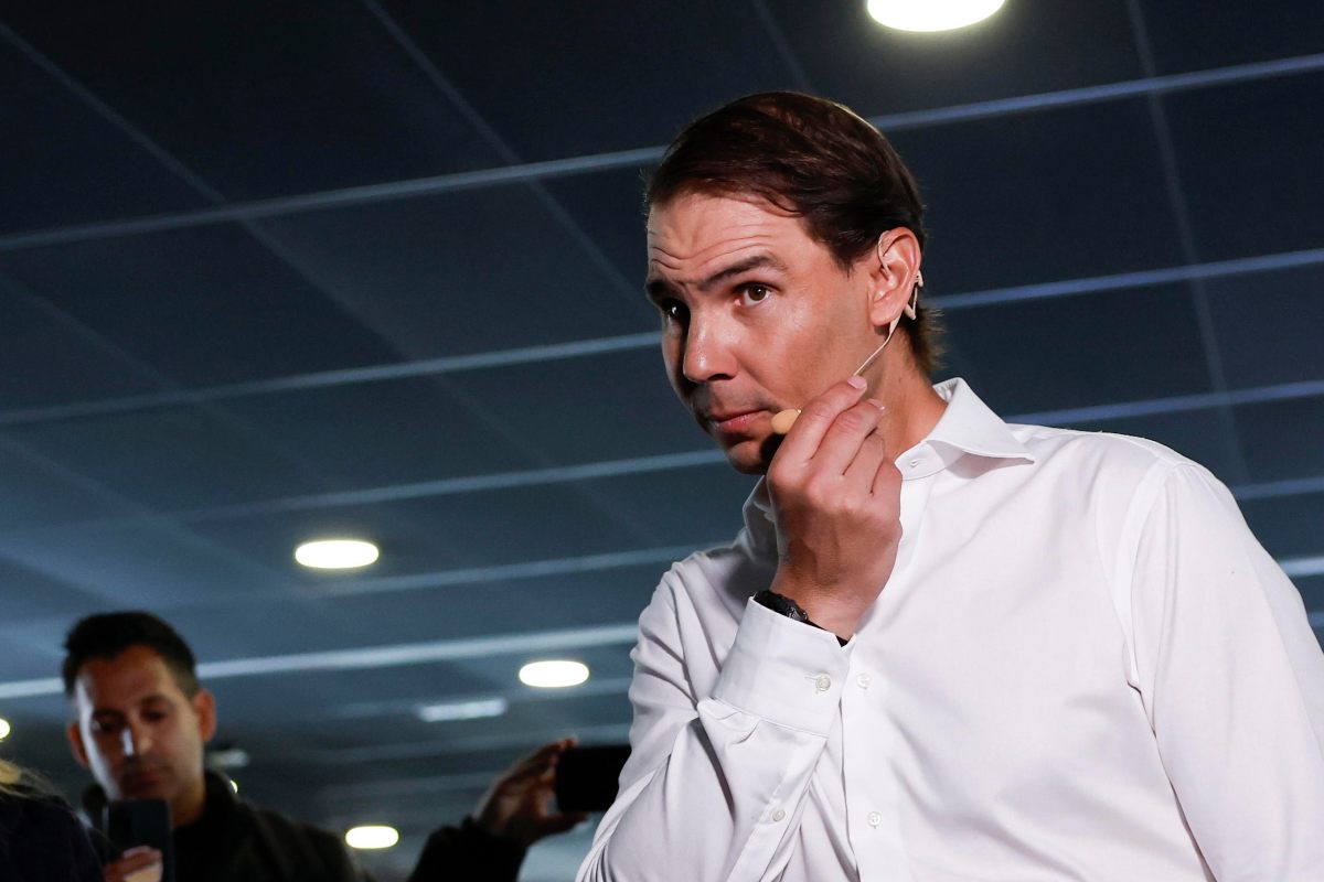 Rafael Nadal si aggiusta il microfoni prima di iniziare a parlare