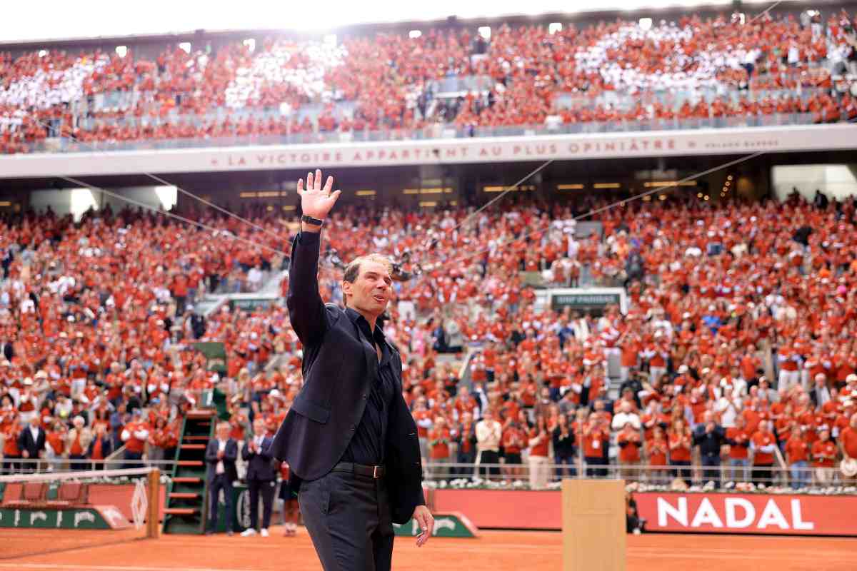Rafael Nadal alza la mano cielo ringraziando i tifosi per l'omaggio al Roland Garros