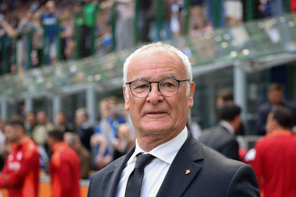 Claudio Ranieri con lo sguardo divertito prima di una partita