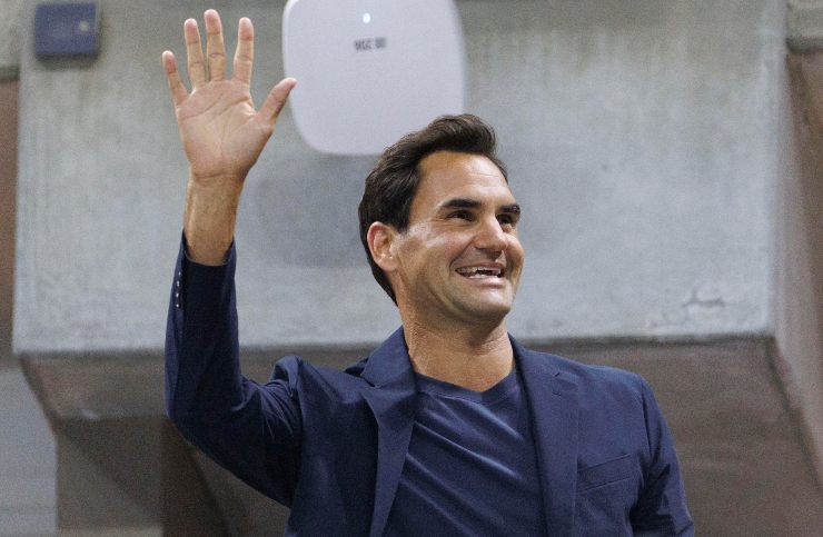 Roger Federer saluta il pubblico nel corso di un evento