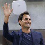 Roger Federer sorridente saluta i suoi fan