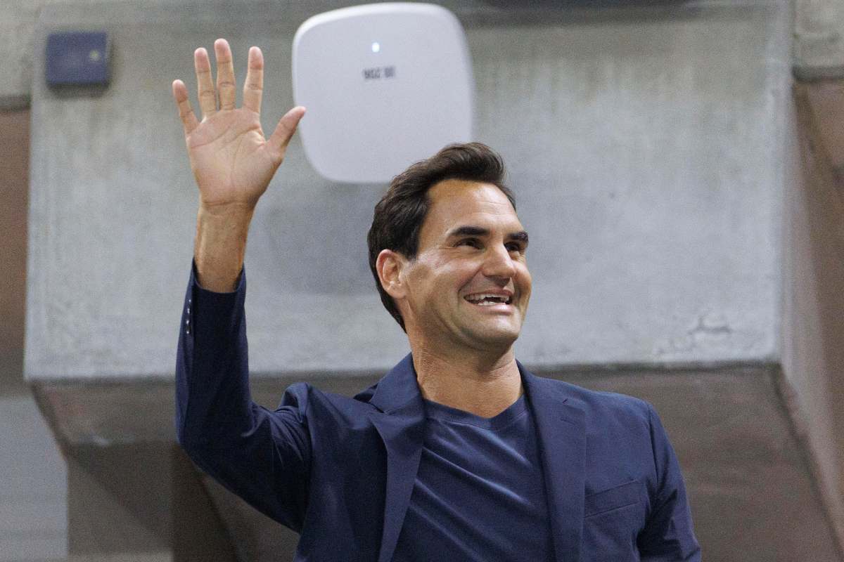 Roger Federer sorridente saluta i suoi fan