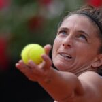Sara Errani mentre ci accinge a lanciare la pallina per servire