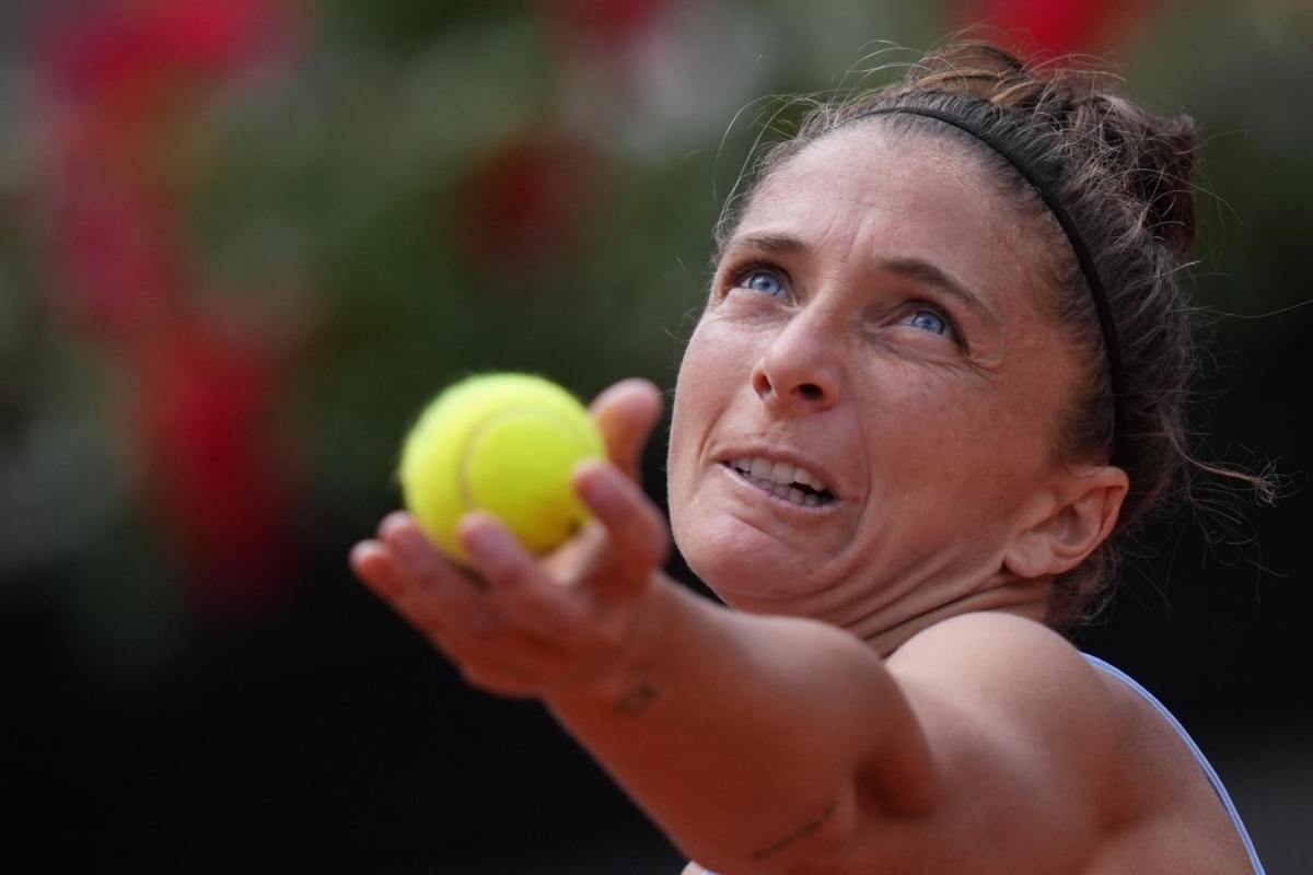 Sara Errani mentre ci accinge a lanciare la pallina per servire