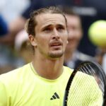 Sascha Zverev preoccupato nel match di esordio a Parigi
