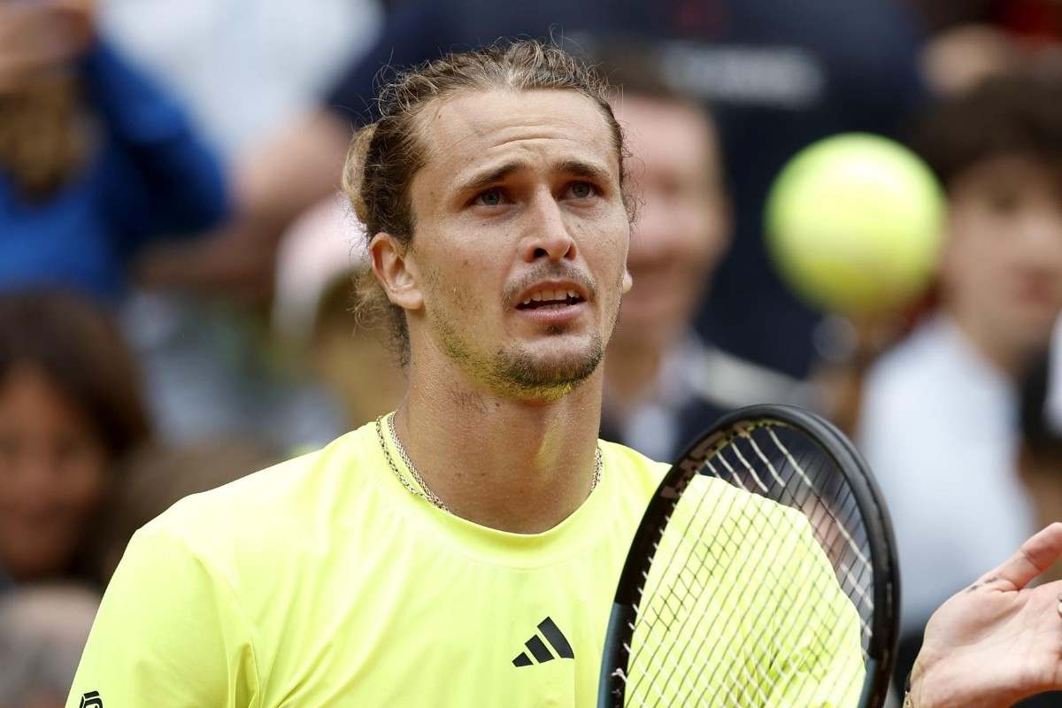 Sascha Zverev preoccupato nel match di esordio a Parigi