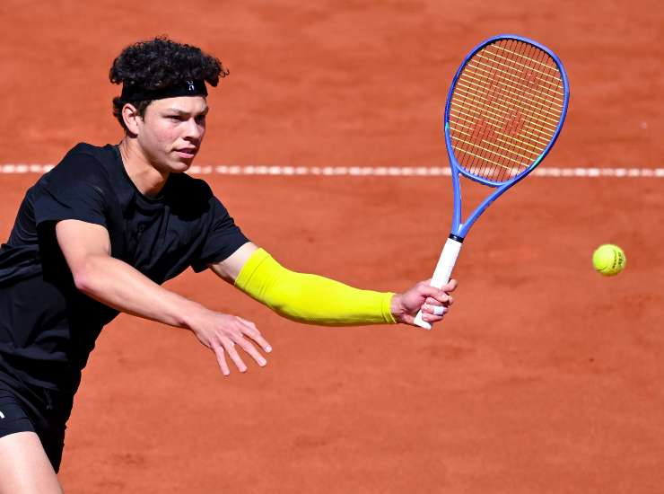 Il tennista americano Ben Shelton in azione durante un match