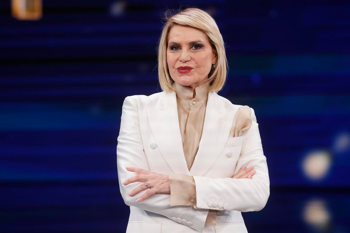 Simona Ventura posa in completo bianco