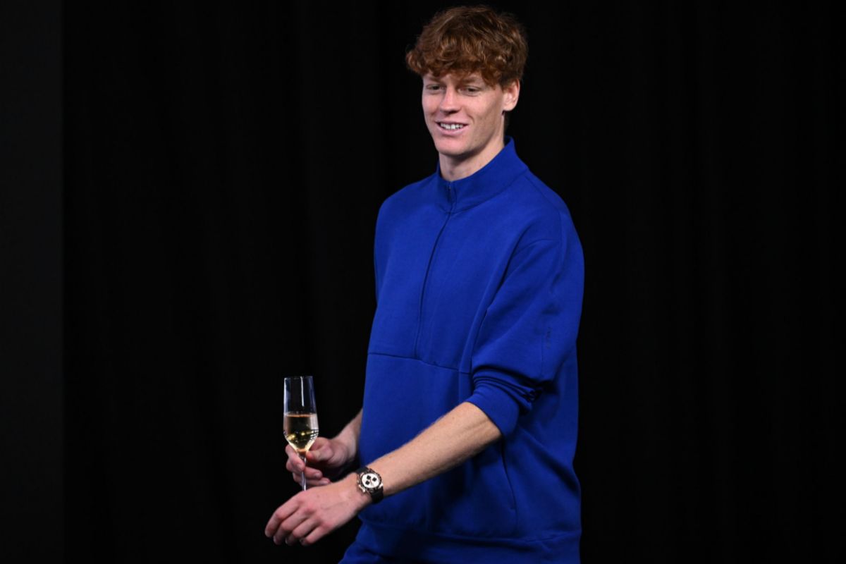 Jannik Sinner festeggia con il trofeo in mano