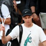 Jannik Sinner saluta i tifosi con la racchetta