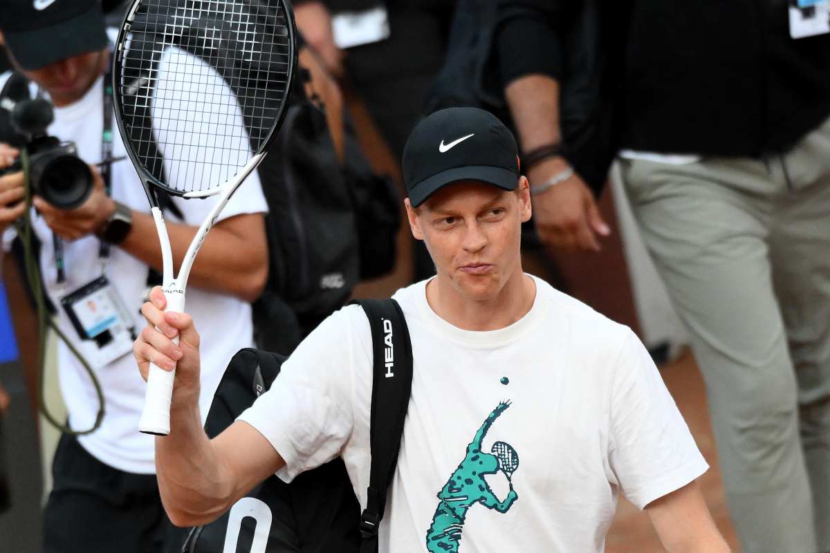 Jannik Sinner saluta i tifosi con la racchetta
