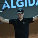 Jannik Sinner esulta dopo una vittoria