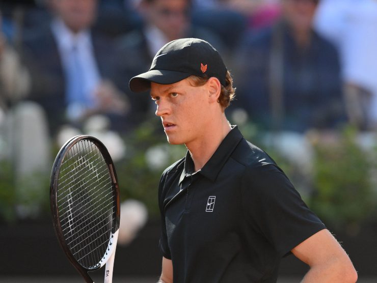 Jannik Sinner con maglia e cappello nero