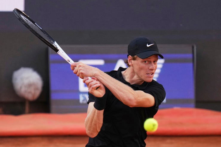 Jannik Sinner in azione agli Internazionali d'Italia
