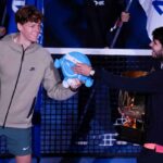 I tennisti Jannik Sinner e Carlos Alcaraz si salutano