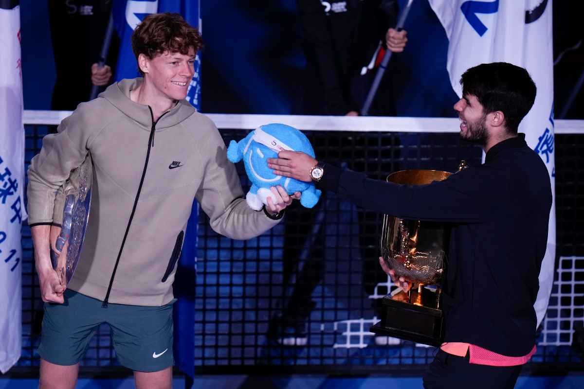 I tennisti Jannik Sinner e Carlos Alcaraz si salutano