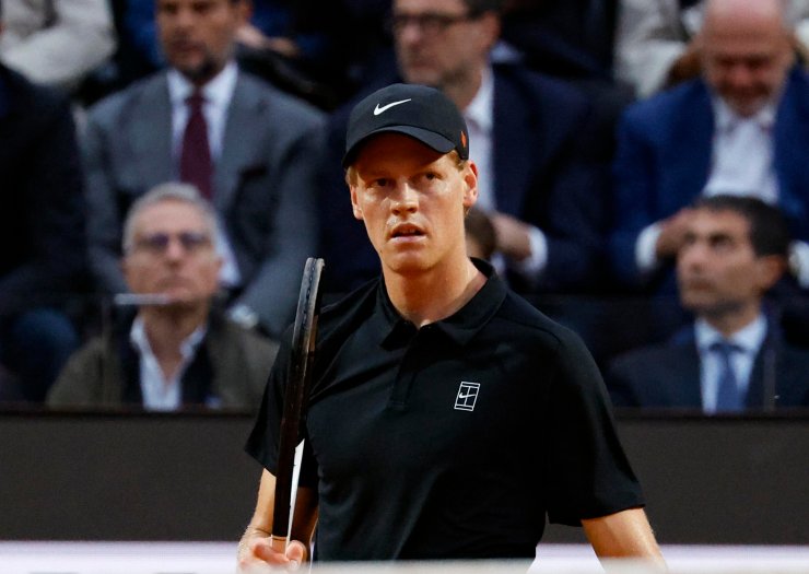 Jannik Sinner in una fase di gioco al Foro Italico