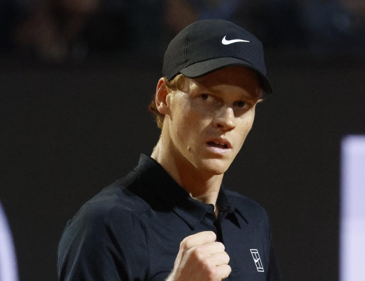Jannik Sinner esulta dopo aver fatto un punto