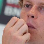 Jannik Sinner in primo piano in conferenza stampa
