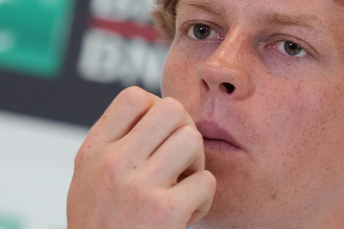 Jannik Sinner in primo piano in conferenza stampa