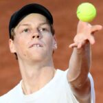 Jannik Sinner pronto a servire