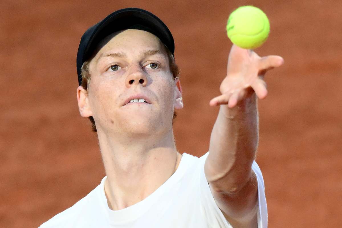 Jannik Sinner pronto a servire