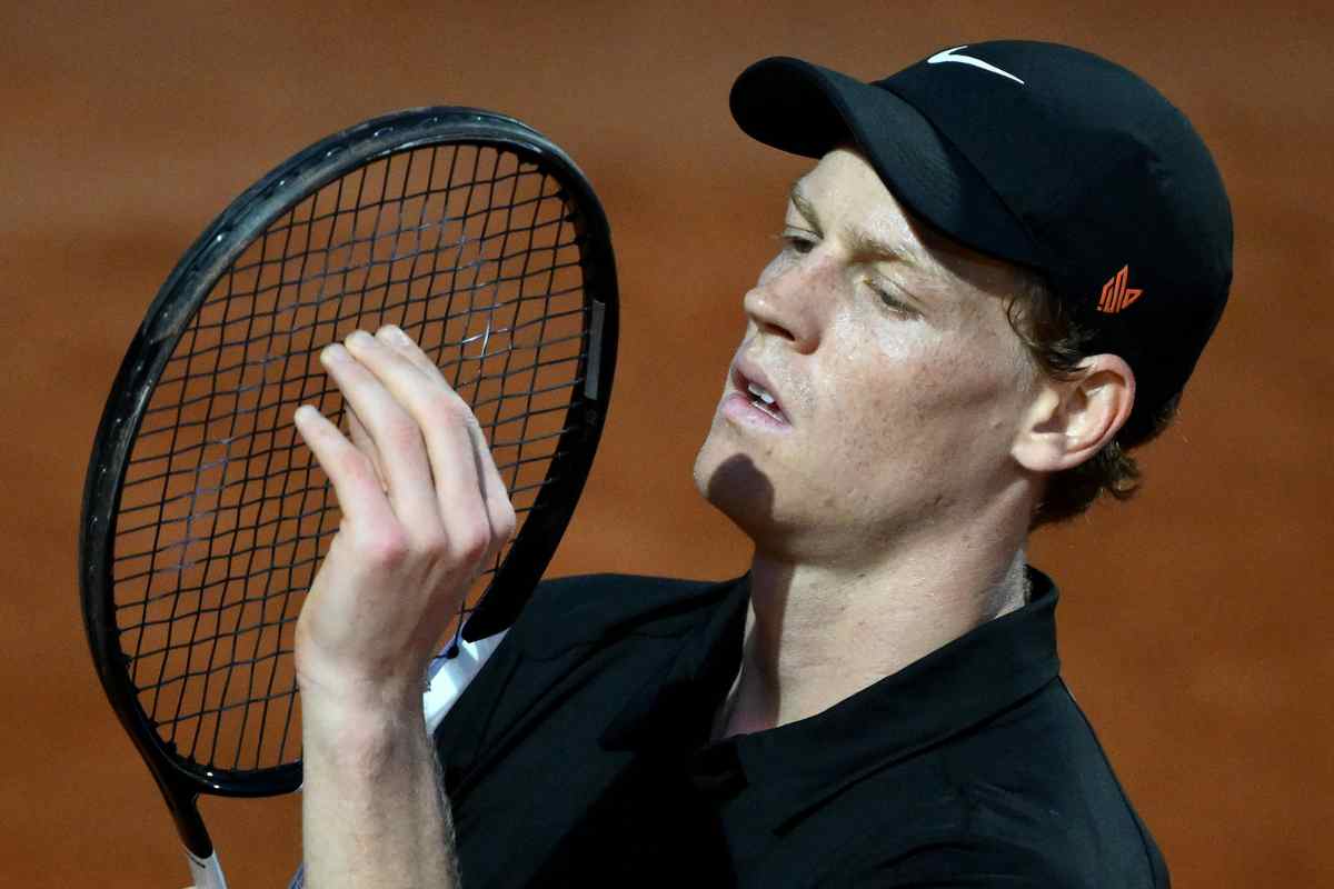 Jannik Sinner incorda la racchetta
