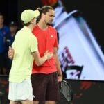 Zverev e Sinner si abbracciano a fine match