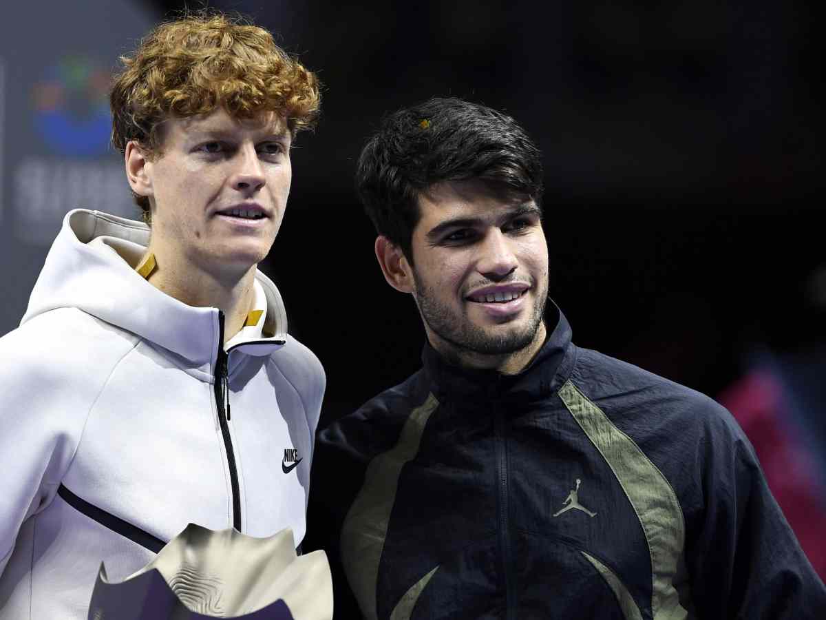 Sinner e Alcaraz posano per una foto alla premiazione del Six Kings Slam