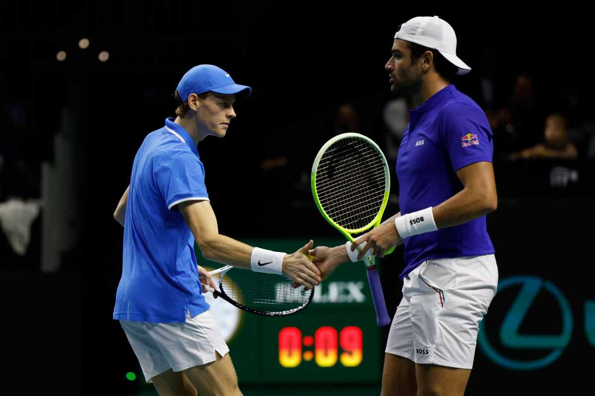 Sinner e Berrettini si battono il cinque durante un match di doppio con la maglia dell'Italia