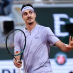 Lorenzo Sonego chiede scusa con la mano