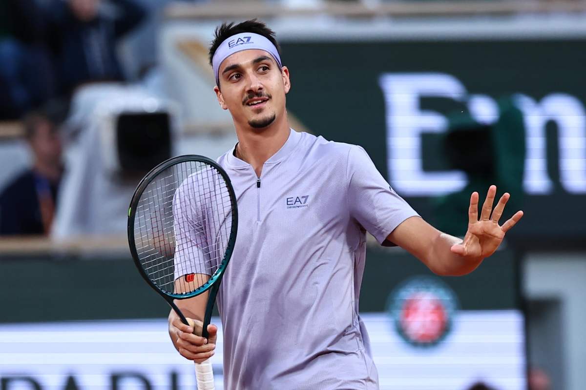 Lorenzo Sonego chiede scusa con la mano