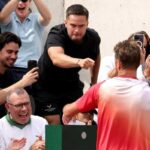 Stan Wawrinka esulta col suo staff dopo un punto