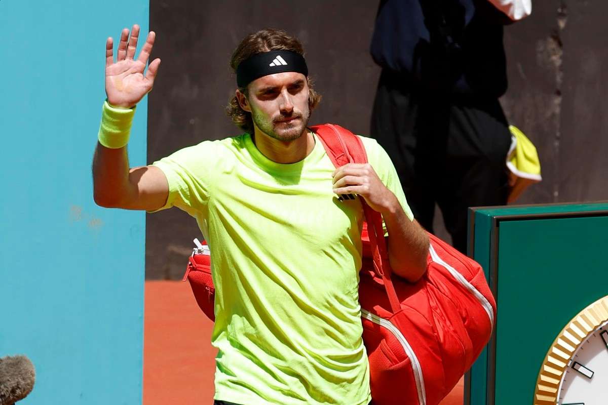 Stefanos Tsitsipas saluta il pubblico di Roma