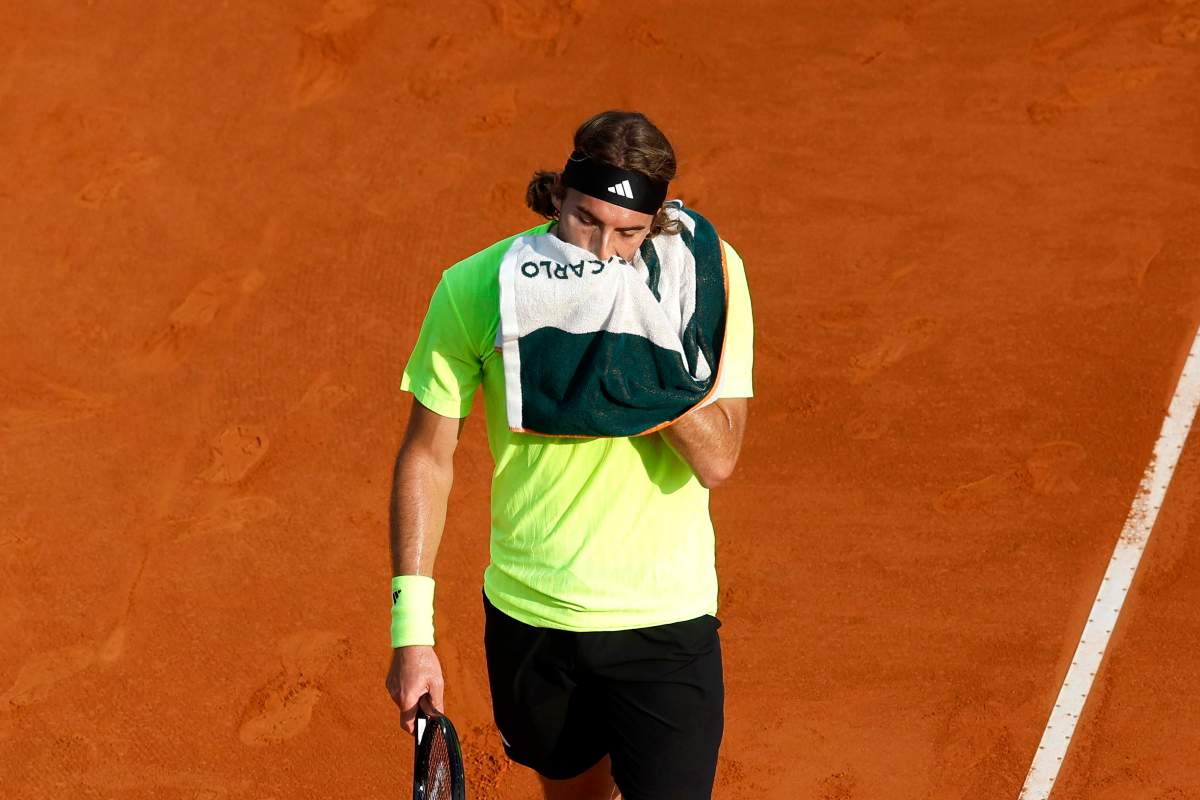 Stefanos Tsitsipas si asciuga il volto con l'asciugamano