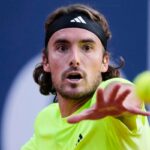 Primo piano di Stefanos Tsitsipas che si appresta a colpire la pallina