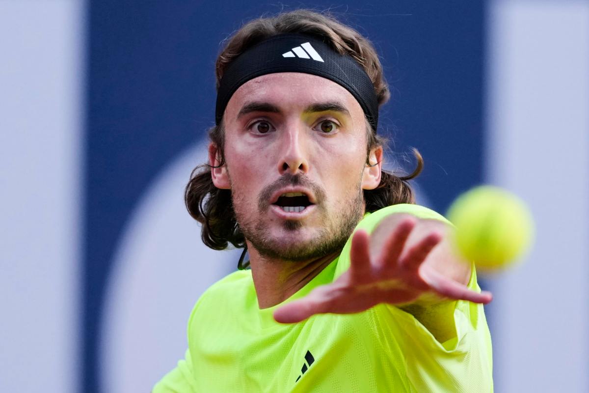 Primo piano di Stefanos Tsitsipas che si appresta a colpire la pallina