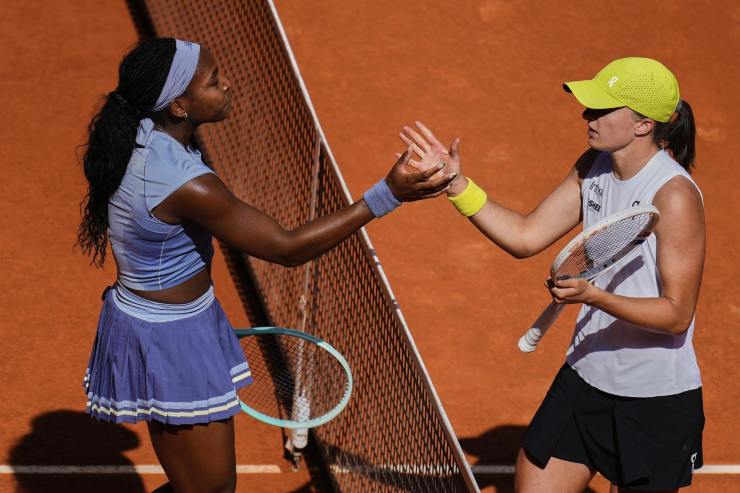 Iga Swiatek saluta Coco Gauff dopo il match di Madrid