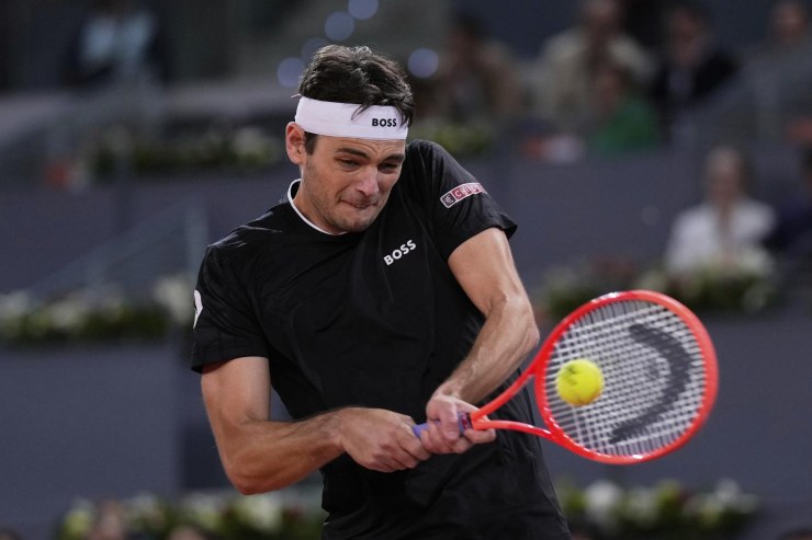 Taylor Fritz mentre esegue un rovescio bimane