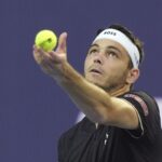 Taylor Fritz mentre è in procinto di servire