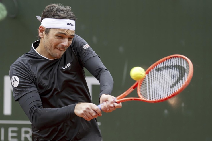 Taylor Fritz mentre esegue un rovescio a due mani