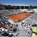 Campo da tennis con la prospettiva dagli spalti