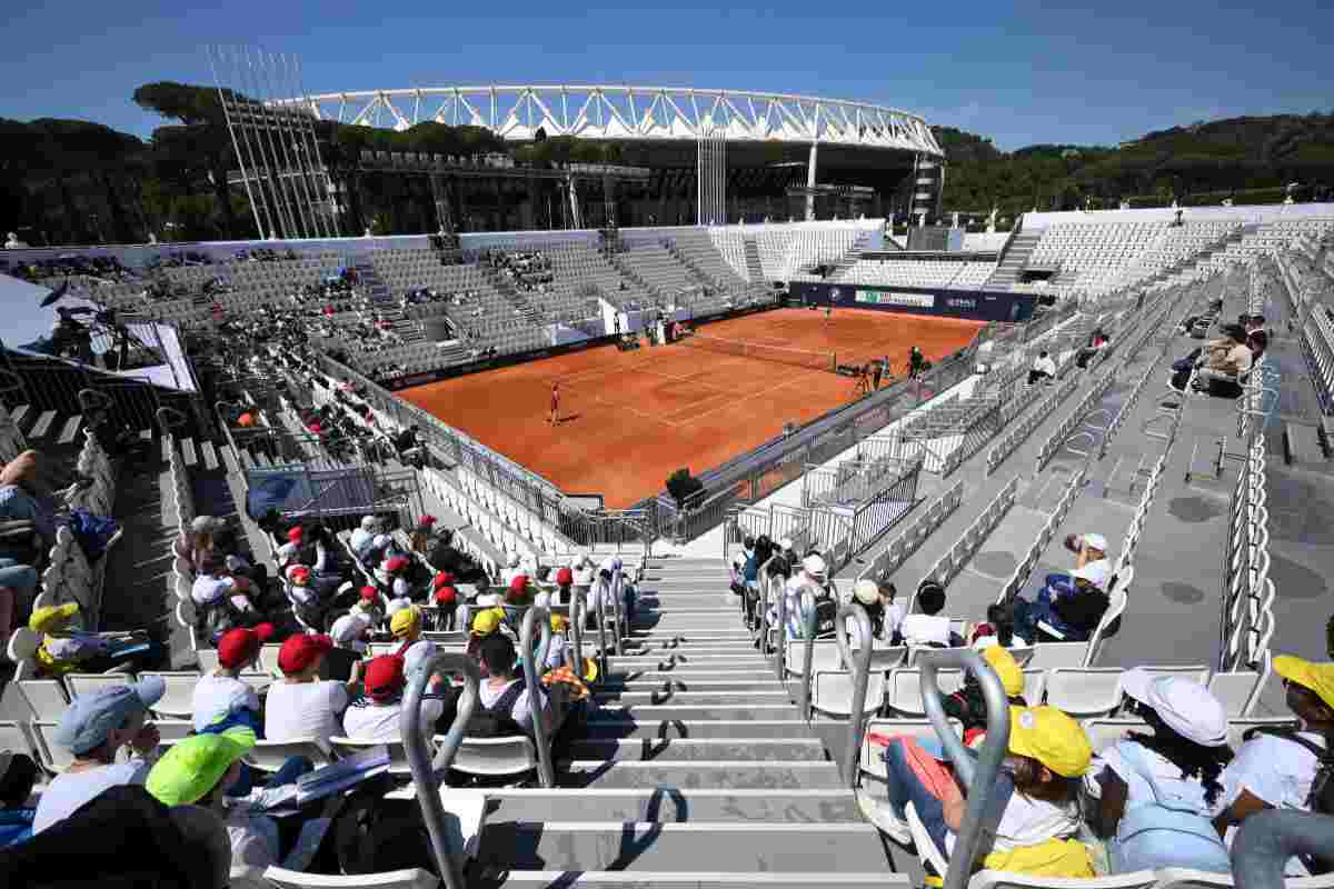 Campo da tennis con la prospettiva dagli spalti