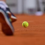 Pallina su campo da tennis