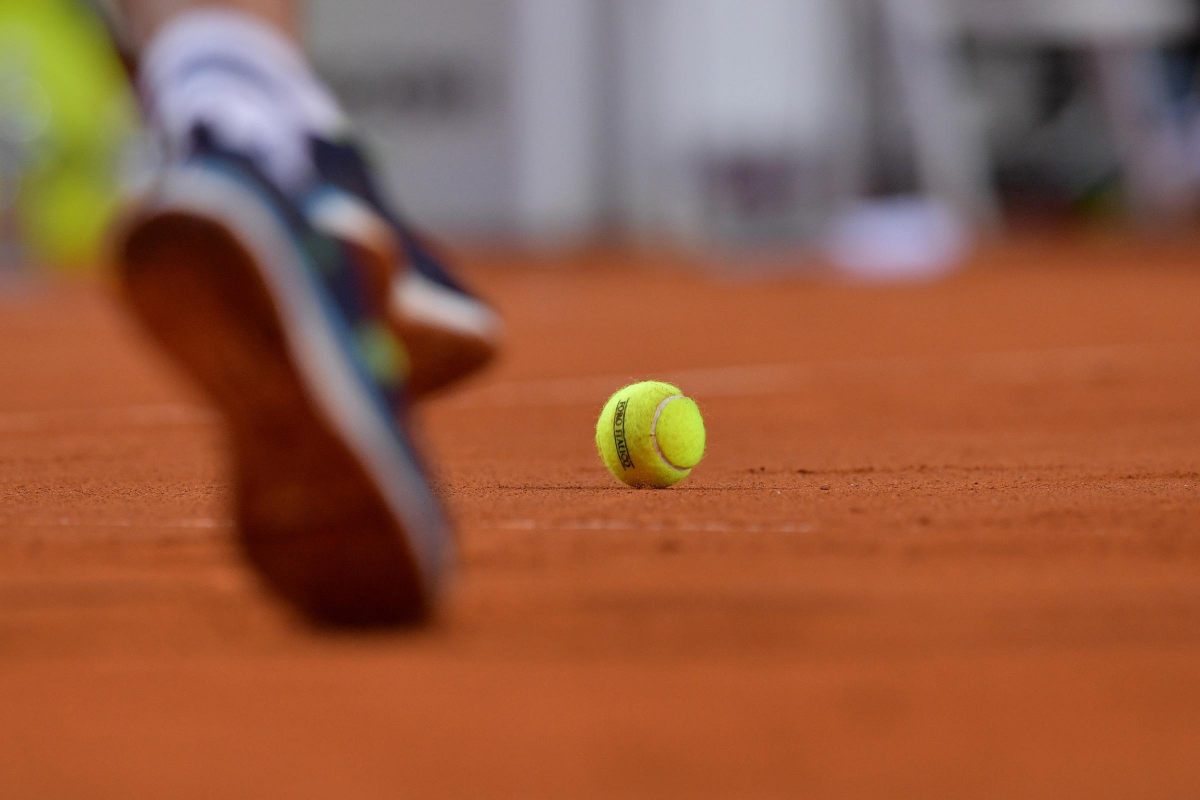Pallina su campo da tennis