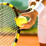 Tennista si appresta a servire