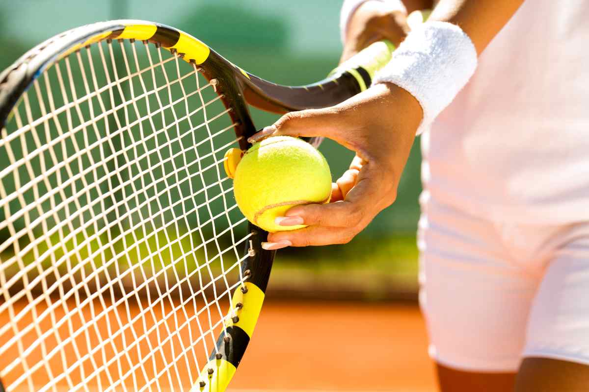 Tennista si appresta a servire