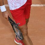 Una racchetta da tennis stretta in mano da un gicoatore