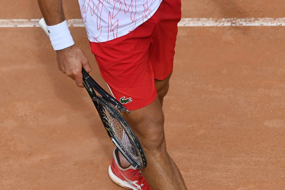 Una racchetta da tennis stretta in mano da un gicoatore