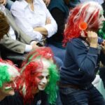 Tifosi italiani in festa con parrucche tricolore